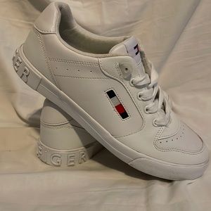 White tommy hilfigure woman’s size 8 tennis shoe